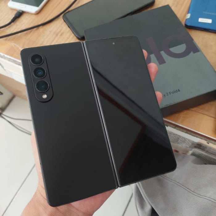 Salam.Telefon ideal veziyyetdedir.ust terefi ve ic terefi